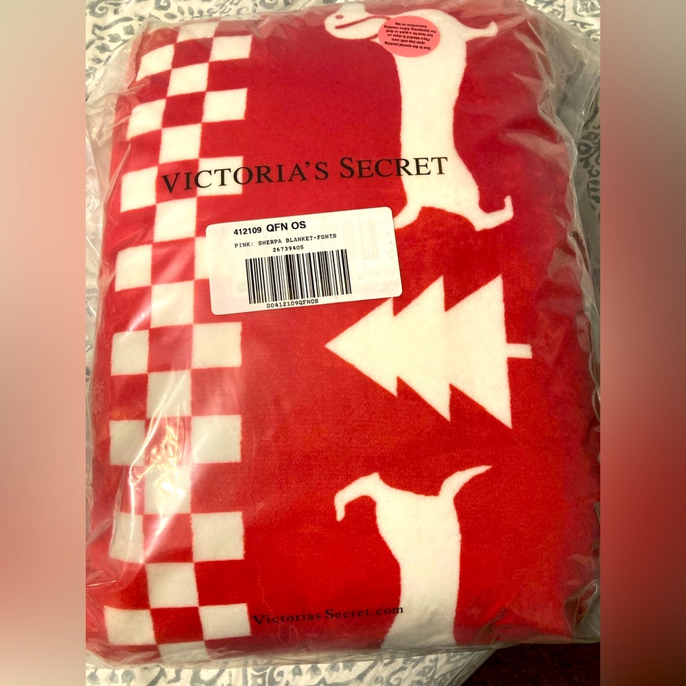 NWT VS PINK Plush Blanket